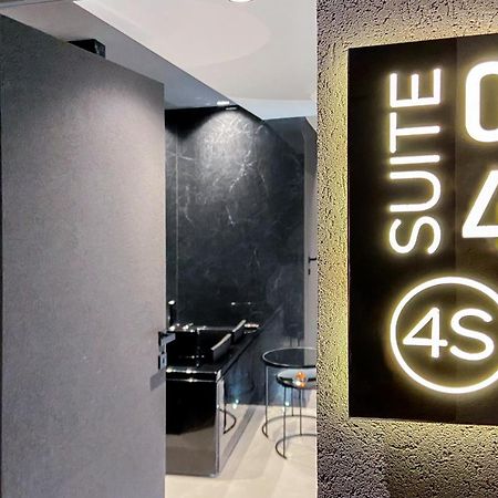 4 Suites " Unconventional Living Rooms " CTA Exterior foto