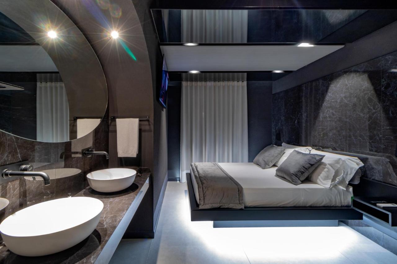4 Suites " Unconventional Living Rooms " CTA Exterior foto