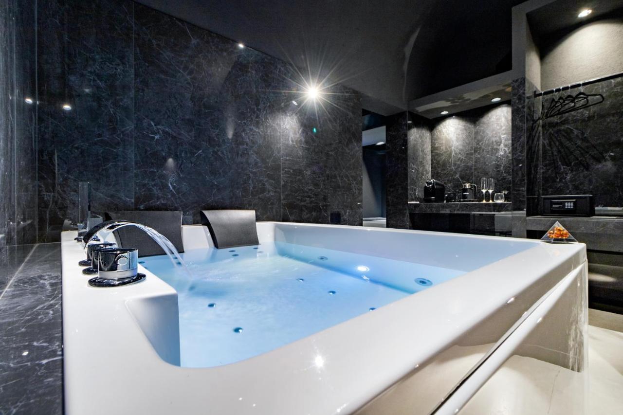 4 Suites " Unconventional Living Rooms " CTA Exterior foto