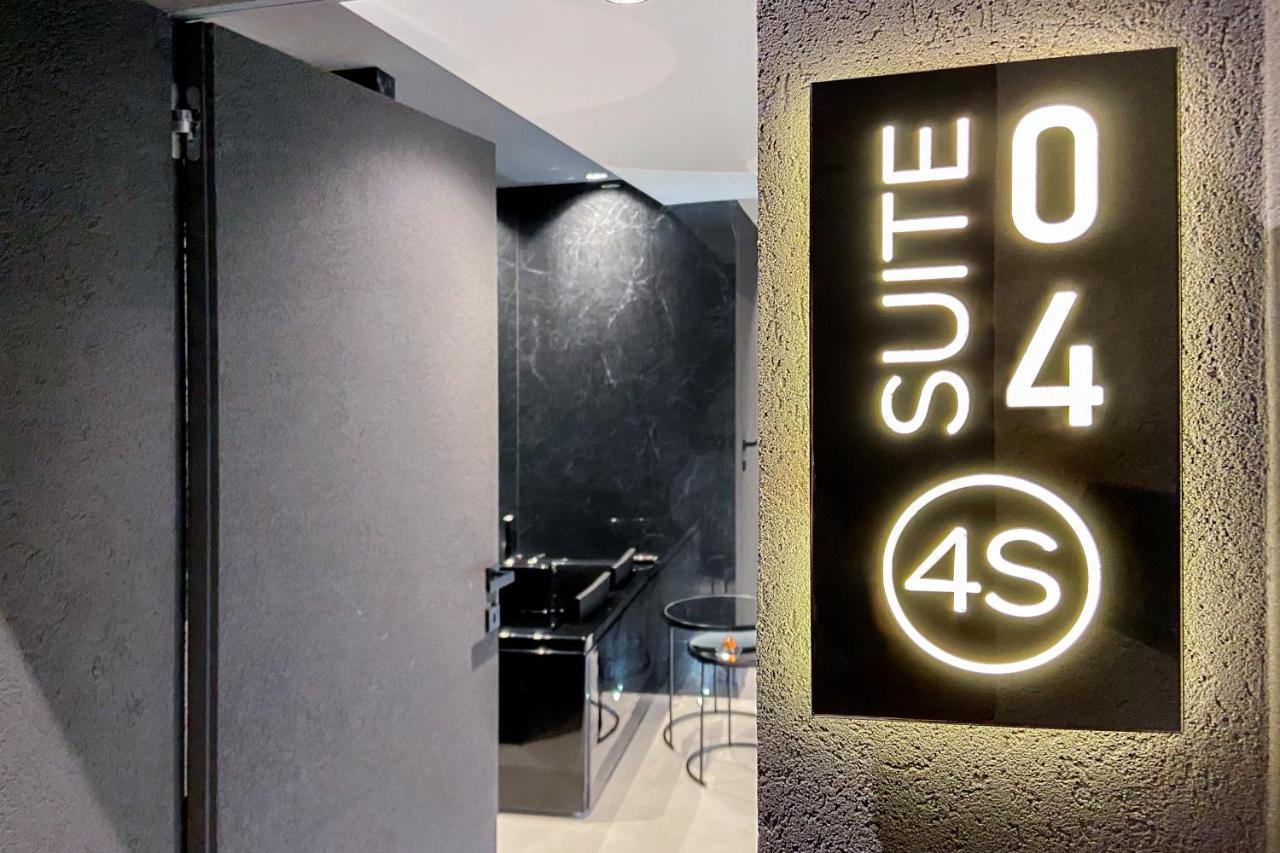 4 Suites " Unconventional Living Rooms " CTA Exterior foto