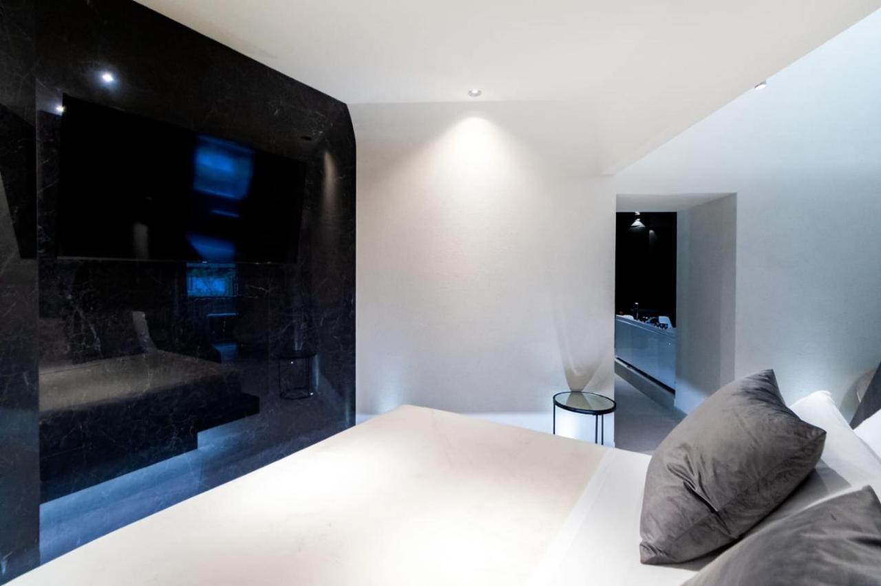 4 Suites " Unconventional Living Rooms " CTA Exterior foto